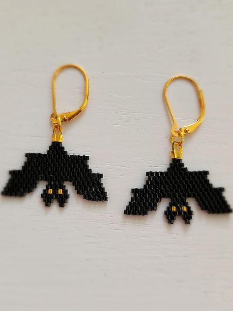 Bat Seed Bead Earrings, Seed Bead Earrings Diy Free Pattern, Beaded Witch Earrings, Seed Bead Earring Patterns Free, Brick Stitch Halloween Earrings, Halloween Bead Patterns, Beaded Halloween Jewelry, Halloween Seed Bead Earrings, Seed Bead Animals