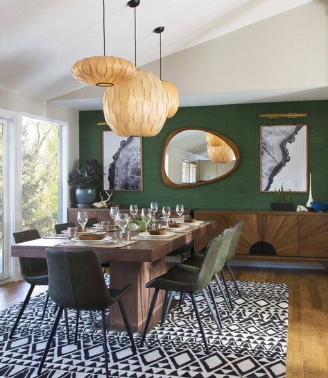 30 Dark Green Accent Wall Ideas - Foter Mcm Dining Room, Midcentury Dining Room, Bright Dining Rooms, Dining Room Accent Wall, Mid Century Dining Room, Eclectic Dining Room, Boho Dining Room, Green Accent Walls, Mid Century Modern Dining Room