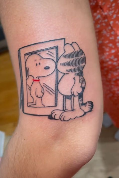 Small Garfield Tattoo, Odie Tattoo, Garfield Tattoo, Tatuaje Hello Kitty, Yogi Tattoo, Mirror Tattoos, 90s Tattoos, Snoopy Tattoo, Punk Tattoo