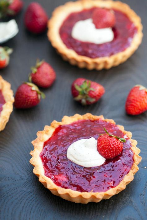 Strawberry Tartlets don't have overcooked strawberries. So the freshness of the berry can really shine through. Strawberry Tartlets, Strawberry Tarts, Mini Tart Recipes, Dessert Thermomix, Tartlets Recipe, Strawberry Tart, Mini Tart, Strawberry Pie, Sweet Pie