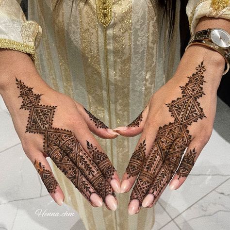 Top 20 Henna Designs: Traditional to Trendy Body Art Moroccan Palm Henna, Henna Designs Traditional, Simple Henna Designs Easy, Simple Hand Henna, Thigh Henna, Bride Henna, Indian Henna Designs, Moroccan Henna, Unique Henna