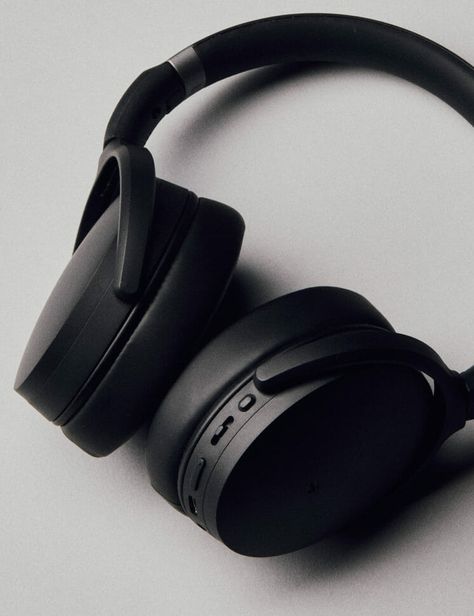 Noise Cancelling Headphones Aesthetic, Ghost Pfp, Big Headphones, Sennheiser Headphones, Audio Technica Headphones, Best Noise Cancelling Headphones, Cool Tech Gadgets Electronics, Music Headphones, Best Headphones