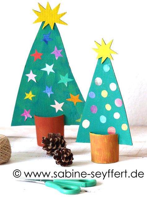 Aus Resten, wie Pappe, Zeitung, Klorollen & Illustrierten haben wir in der Grundschule bunte Tannenbäume gebastelt und festlich geschmückt. Die detaillierte Anleitung gibt es kostenlos auf dem Blog #tanne #tree #christmas #bauble #star #stars #watercolours #altpapier #kids #crafting #advent #december #heiligabend #christmas #christmastree #kindergarten #teacher #art #fun #activity #beschäftigung Christmas Tree Kindergarten Activities, Christmas Decorations Kindergarten, Christmas Tree Kindergarten, Christmas Crafts Kindergarten, Bauble Craft, Christmas Star Crafts, Kindergarten Christmas Crafts, December Kindergarten, Diy Kid Activities