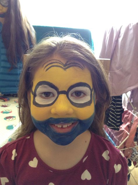 Minion Bob Funny Halloween Face Paint, Minion Eyeshadow, Minion Memes Face, Minion Face Paint Easy, Minion Makeup Cute, Pre Shower Makeup Ideas Funny, Minion Makeup Ideas, Funny Makeup Ideas, Pre Shower Makeup Ideas