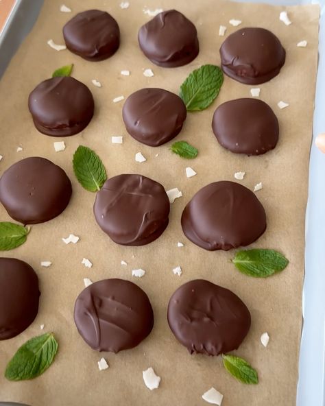 No-Bake Coconut Peppermint Patties Healthy Peppermint Patties, Peppermint Patty Recipe, Flake Chocolate, Homemade Peppermint Patties, York Peppermint Patty, Peppermint Patty, Vegetarian Foods, Peppermint Patties, Shredded Coconut