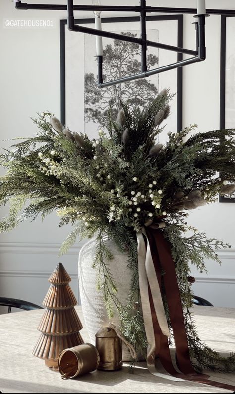 Large Christmas Vase Arrangements, Holiday Vase Decor, Christmas Floor Vase Ideas, Modern Christmas Arrangements, Modern Christmas Table Centerpieces, Winter Floral Centerpieces, Christmas Arrangements Ideas, Christmas Vase Decor, Christmas Vase Arrangements