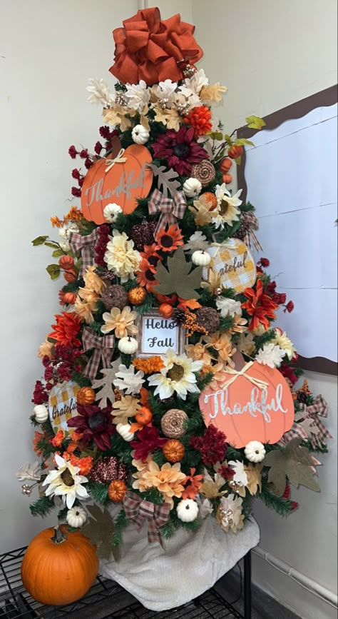 All Year Round Christmas Tree, Thanksgiving Christmas Tree Ideas, Thanksgiving Tree Decorations, Thanksgiving Tree Ideas, Fall Christmas Tree Ideas, Autumn Christmas Tree, Turkey Christmas Tree, Thanksgiving Christmas Tree, Fall Balcony