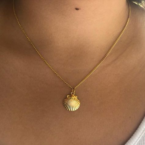 Golden Shell Necklace, Summer Gold Necklace, Summer Assessories, Gold Summer Jewelry, Classy Jewelry Gold, Beach Jewelry Aesthetic, Sea Necklaces, Girls Hangout, Sea Outfit