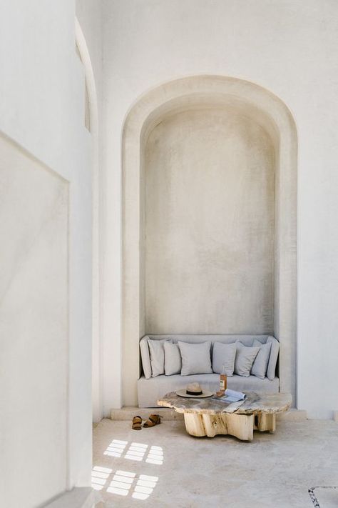 Among the most relevant interior design trends for 2021, Luxury Minimal Design is a top one. #luxurydesign #luxuryminimaldesign #luxuryinteriors #luxuryinteriordesign #luxuryfurniture Salon Interior Design Ideas, Nail Salon Interior Design, Interior Boho, Hair Salon Interior, Wallpaper Interior Design, Salon Interior Design, Design Apartment, Design Del Prodotto, Interior Inspo