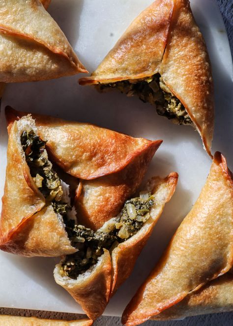 Stuffed with a tangy and aromatic spinach and onion filling, these vegan spinach pies (Fatayer Sabanekh) are a popular Middle Eastern food. Lebanese Spinach Pies, Vegan Spinach Puffs, Vegan Lebanese Food, Middle Eastern Snacks, Vegan Middle Eastern Food, Spinach Samosa, Vegetarian Middle Eastern Recipes, Vegan Middle Eastern Recipes, Middle Eastern Vegetarian Recipes