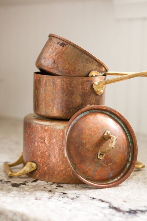 How To Clean and Polish Copper Naturally. Copper pots, copper bottom pots, sinks, mugs, anything you have! Tablet Recipe, Clean Copper, Clean Hacks, Homemade Toilet Cleaner, Clean Baking Pans, Cleaning Painted Walls, Glass Cooktop, Deep Cleaning Tips, Hard Water Stains