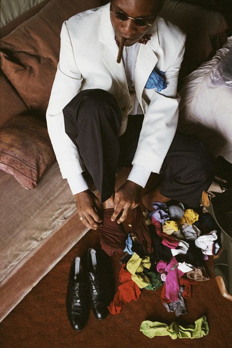 Congolese Sapeurs | NPR.com  A sapeur named Allureux decides to put on his maroon socks because they match with his elbow tie. The rule of the three colors — one should not match more than three colors at a time — is one of the principles of the Societe des Ambianceurs et des Personnes Elegantes. Sapeurs Congo, Congolese Fashion, La Sape, Late 1960s, Savile Row, Sharp Dressed Man, The Society, Classic Man, Men Looks