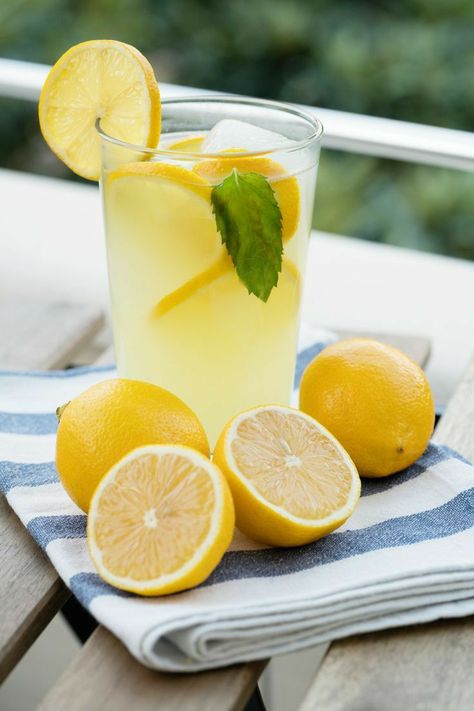 State Fair Lemonade Recipe, Lemonade Visuals, Fancy Lemonade, Aesthetic Lemonade, Refreshing Spring Recipes, Lemonade Aesthetic, Lemonade Photography, Lemonade Juice, Healthy Lemonade