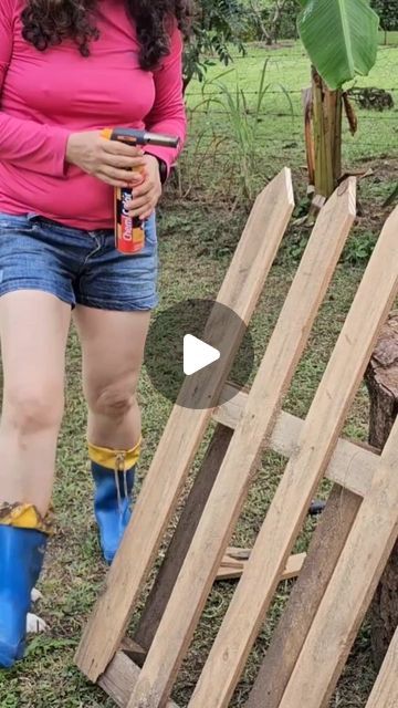 Feito a Mão DIY Sustentável on Instagram: "Se eu consigo, você também consegue! Cerca de Paletes DIY

#feitoamao #diy #pallets #paletes" Wood Pallet Fence Diy, Pallet Creations Diy, Fence Pallet Ideas, Pallet Decks Diy, Easy Diy Outdoor Projects, Palette Ideas Diy, Backyard Pallet Ideas Diy Projects, Vallas Jardin Ideas, Diy Pallet Projects For Beginners