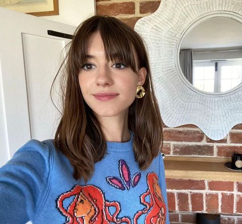 Curtain bangs have had a huge resurgence thanks to actresses like Daisy Edgar-Jones. Here, find the inspo to try it yourself. Style Short Curtain Bangs, Short Curtain Bangs, 앞머리 스타일, Soft Curtain Bangs, Short Curtain, Haircut Inspo, Face Framing Bangs, Chop Chop, Bangs With Medium Hair