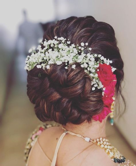 Floral Hair Bun Indian, Floral Hairstyles Indian Wedding, Floral Buns Indian, Maharashtrian Bride Hairstyle Bun, Vidhi Hairstyle, Maharashtrian Bride Hairstyle, Maharashtrian Hairstyle, Gajra Hairstyles Buns, Floral Bun Hairstyle