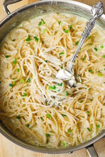 Easy Baked Spaghetti Recipe, White Pasta Sauce Recipe, Easy Baked Spaghetti, Creamy Spaghetti, Cheesy Spaghetti, Cheese Pasta Recipes, Baked Spaghetti Recipe, Cream Sauce Pasta, Garlic Spaghetti