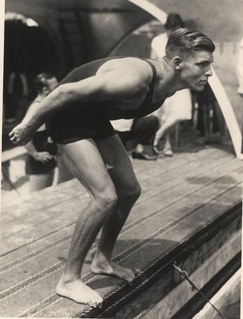 1932: Buster Crabbe won the Olympic gold medal for 400-meter freestyle swimming event in Los Angeles. Later he played Flash Gordon and Buck Rogers on film. Buster Crabbe, Vintage Swimmer, Olympic Swimming, Olympic Swimmers, Usa Olympics, Vintage Swim, Sports Hero, Sports Photos, Summer Olympics