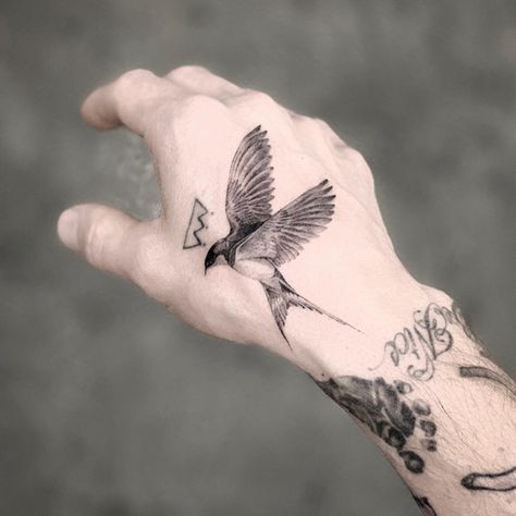 Jay Shin on Instagram: “🐦” Best Sleeve Tattoos Men Unique, Best Sleeve Tattoos Men, Sleeve Tattoos Men, Tattoos Trendy, Bird Hand Tattoo, Natur Tattoo Arm, Tattoo Main, Swallow Bird Tattoos, Herren Hand Tattoos