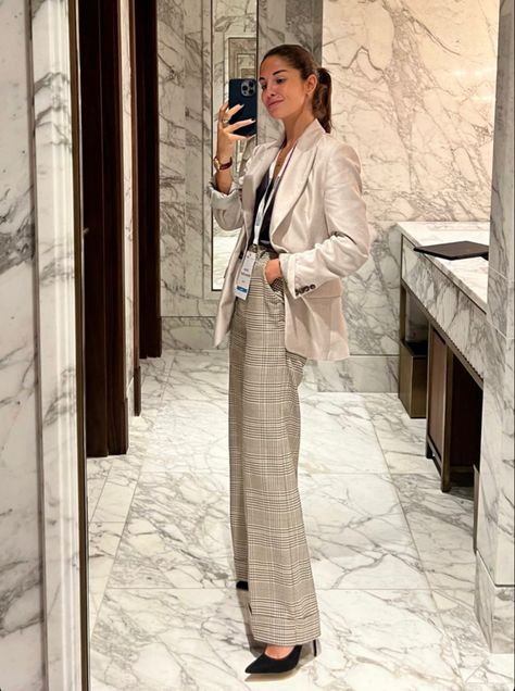 Wag Outfits, Outfit Formal Mujer, Conference Outfit, Women Professional Attire, Women Lawyer, Lawyer Fashion, Look Office, Lawyer Outfit, Work Fits