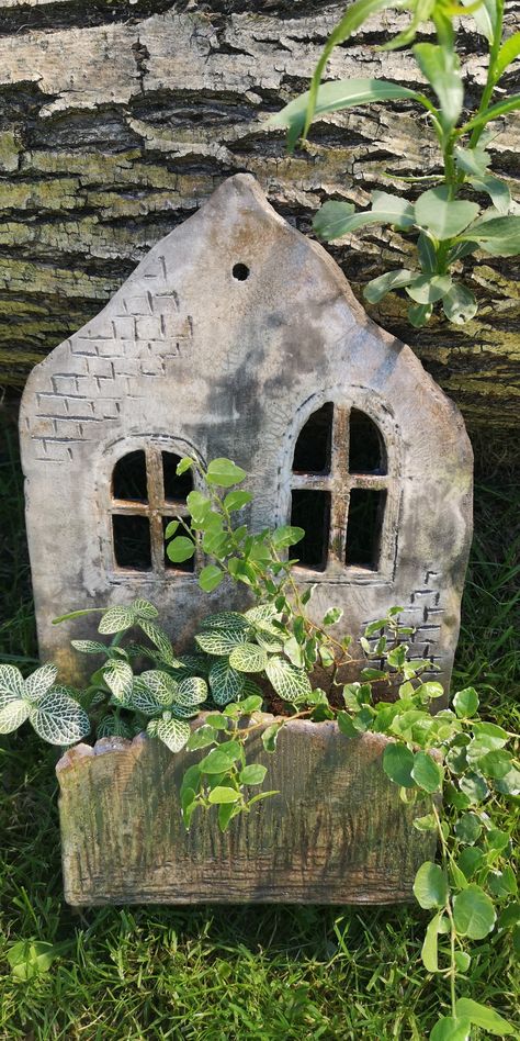 Pottery Garden Ideas, Garden Pottery Ideas, Hand Built Pottery Ideas, Small Kitchen Design Ideas, Ceramic Birdhouse, Beginner Pottery, Pottery Houses, Pottery Workshop, Pottery Handbuilding