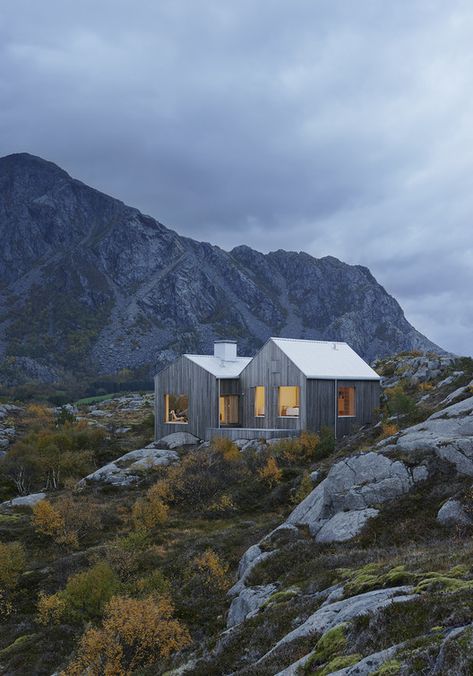 Modern Scandinavian House, Design Casa Piccola, Scandinavian House Design, Rural Houses, Norwegian House, Wooden Cottage, Modern Tiny House, Tainan, Hus Inspiration