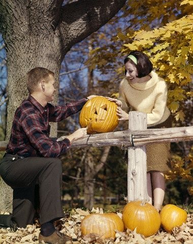 1960s Halloween, Halloween Window Clings, Vintage Halloween Photos, Vintage Halloween Costume, Halloween Window, Vintage Witch, Vintage Halloween Decorations, Halloween Jack O Lanterns, Halloween Jack