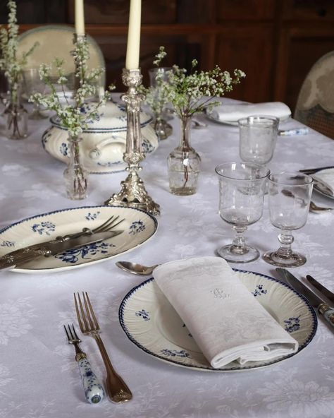 Nothing gives quiet luxury quite like monogrammed antique French table linens. Their subtle yet enchanting damask designs and hand embroidered initials are elegant and rich in history. This stunning set is embroidered in the initials L.B. And comes with twelve napkins and one large tablecloth. Head to our website to shop! #antiquetable #antiquetableware #antiques #tablescape #tablestyling #tabledecor #artdelatable #maisonfete French Countryside Table Setting, Regency Table Settings, White Table Cloth Decor, Table Setting Aesthetic, French Table Decor, French Table Setting, Antique Table Setting, French Dinner Parties, French Dinner