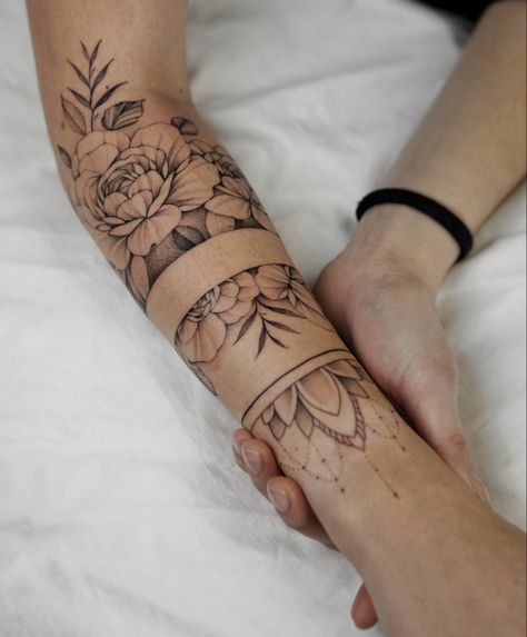 Ig @edyptattoos Arm Cuff Tattoo, Underarm Tattoo, Wrist Band Tattoo, Side Wrist Tattoos, Cuff Tattoo, Feminine Tattoo Sleeves, Forearm Band Tattoos, Tattoos For Women Half Sleeve, Floral Tattoo Sleeve