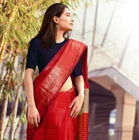 This saree is awesome! Black shirt - red traditional saree - earrings Red Saree Black Blouse, Red Saree With Black Blouse, Red Traditional Saree, Saree Earrings, Red And Black Saree, Saree Blouse Styles, Cotton Saree Blouse Designs, Cotton Saree Blouse, Indian Sari Dress