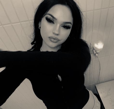 Maggie Lindemann Selfies, Vamp Makeup, Teal Van Doren, Teal Vans, Margaret Elizabeth, Van Doren, Maggie Lindemann, Sam And Colby, Feminine Aesthetic