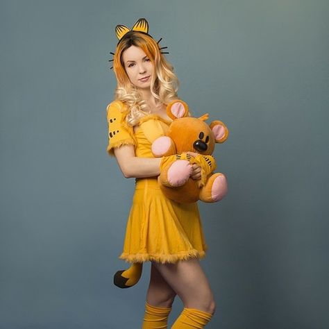 All the chicest and cutest cat costumes you need right meow. Garfield Costume, Choupette Lagerfeld, Cute Cat Costumes, How To Be Graceful, Cutest Cat, Last Minute Costumes, Tortoise Shell Cat, Girl Meets World, Best Cat