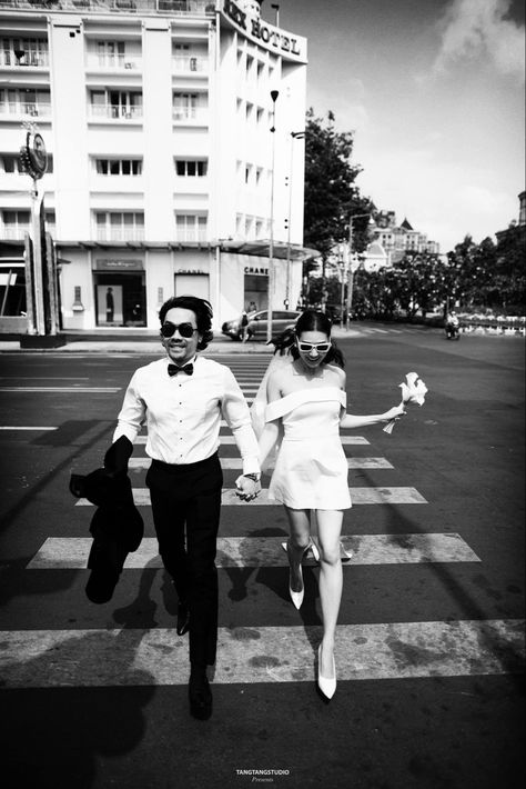 Cool Prewedding Photography, Pre Wedding Shoot Ideas Street, Pre Wedding Shoot Ideas City, Vienna Engagement Photos, Cool Pre Wedding Photoshoot, Sf Wedding Photos, Pre Nuptial Photoshoot Ideas, City Save The Date Photos, Vintage City Photoshoot