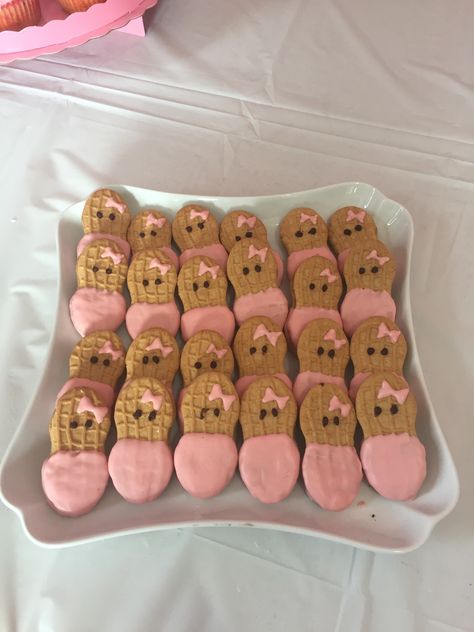 Pink chocolate dipped cookies - Baby in a Blanket - Nutter Butter - Baby shower ideas - It’s a Girl Nutter Butter Baby Shower Cookies, Baby Shower Kuchen, Baby Shower Food For Girl, Baby Shower Snacks, Peanut Baby Shower, Chocolate Dipped Cookies, Baby Shower Sweets, Elephant Baby Shower Theme