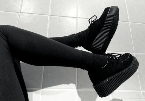 Pinterest: @aishanadeem01 Krysten Ritter, Goth Shoes, Creepers Shoes, Gothic Shoes, Shoes Outfit, Dream Shoes, Dark Fashion, Visual Kei, Creepers