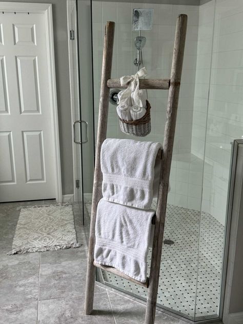 Build a Simple DIY Towel Ladder for Your Bathroom - An Organized Season Bathroom Towel Ladder, Bathroom Ladder, Wood Stake, Towel Ladder, Diy Towels, Wood Ladder, Blanket Ladder, Bathroom Towel, Diy Vase