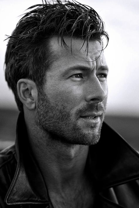 Glen Powell | Vanity Fair | May 15, 2024 | 📷 Matthew Brookes Glen Powell Black And White, Glen Powell Hair, Glenn Powell Wallpaper, Glen Powell Wallpaper Aesthetic, Glen Powell Cowboy, Glen Powell Twisters Wallpaper, Glen Powell Photoshoot, Glen Powell Hit Man, Glen Powell Wallpaper