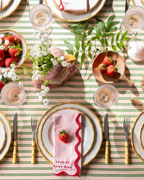 Summer garden party weather has arrived 🍓🌞🙌🏻 Styled & shot for @rockettstgeorge.co.uk with @beeholmesphotography 😊 Table Styling Photography, Floral Tablescapes Dinner Parties, Summer Dinner Party Tablescape, Dinner Party Set Up, Summer Christmas Table, Table Decorations Summer, Tomato Party, Italian Garden Party, Dinner Hosting Ideas