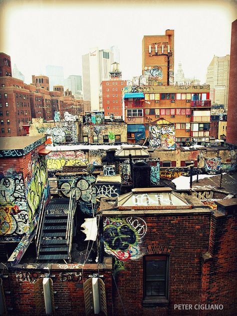 Nyc Graffiti, Grunge Wallpaper, New York Buildings, Graffiti Tattoo, New York Graffiti, Graffiti Drawing, Lower Manhattan, Street Art Graffiti, World Trade Center