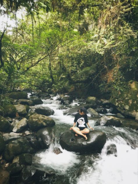 Photo Poses In Waterfalls, Waterfall Picture Ideas, Hiking Pose, Waterfall Aesthetic, Travel Pose, Waterfall Pictures, Travel Pictures Poses, Friend Poses Photography, Best Photo Poses