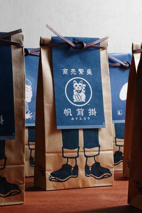 Elegant and clever packaging design for Japanese Maekake aprons Japanese Packaging Design, Packaging Design Ideas, Clever Packaging, Thick Belt, Japanese Apron, Working Men, Japanese Packaging, Graphisches Design, Cool Packaging