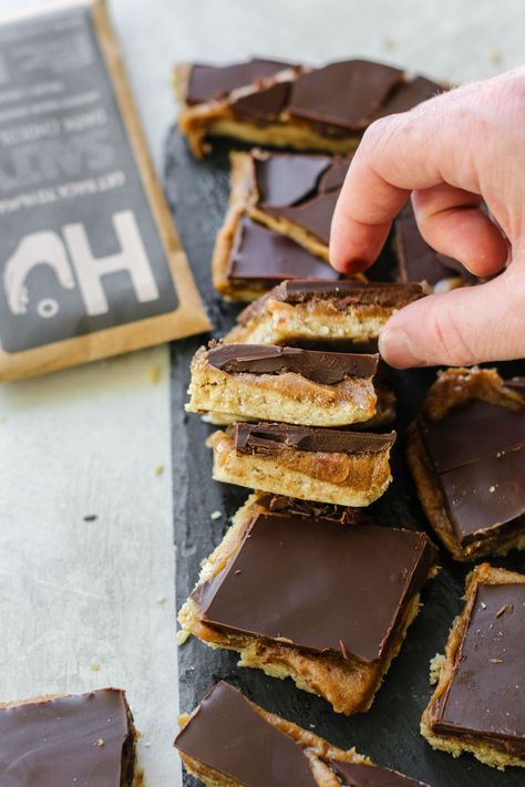 It's that time of year again- Halloween candy recipes! Try this easy, healthy raw vegan “Twix” bars with an almond flour base, date caramel center, and dark chocolate topping. Gluten-free, vegan, and refined sugar-free. | Dessert Recipes | Flora & Vino | Bars Dessert Recipes, Vegan Twix Bars, Desserts With Dates, Dessert Recipes Healthy, Bars Dessert, Twix Bars, Date Caramel, Healthy Candy, Raw Vegan Desserts