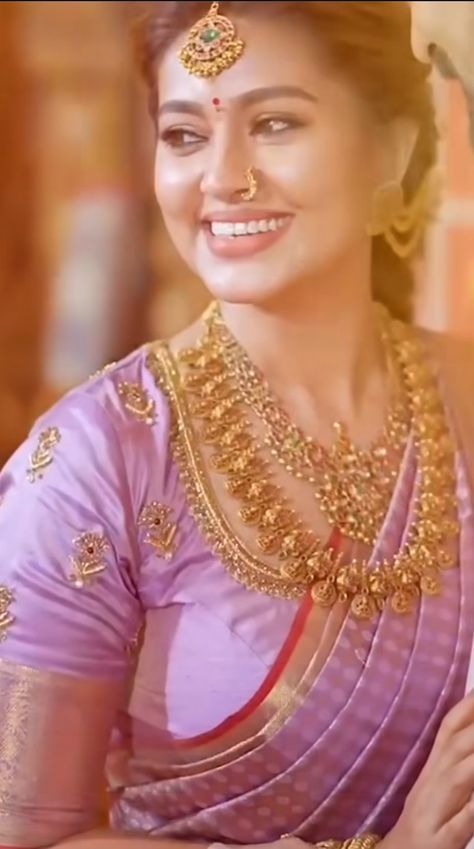 Sneha Blouse Designs Latest, Sneha Prasanna Jewellery, Sneha Blouse Design, Kasu Mala Designs Gold Latest, Lavender Saree Blouse Designs, Lavender Saree Blouse Combination, Sneha In Saree, Sneha Prasanna Saree, Haram Designs Gold Latest