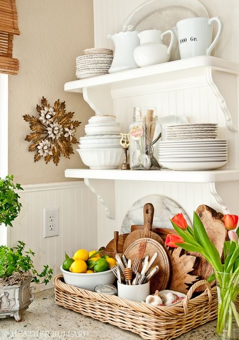 Kitchen Shelf Design, Kitchen Corner Shelves, Kitchen Vignettes, Vibeke Design, Open Kitchen Shelves, Kitchen Corner, Cottage Kitchen, Shelf Design, Kitchen Shelves