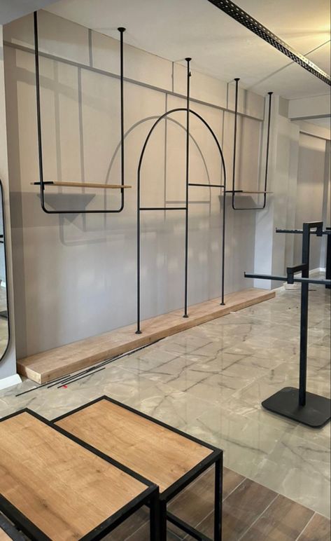 Aesthetic Boutique Interior, Simple Boutique Interior Design, Boutique Esthetic, Industrial Store Design, Industrial Shop Design, Home Boutique Ideas Small Spaces, Show Window Display, Boutique Wall Decor, Mini Boutique Store Ideas