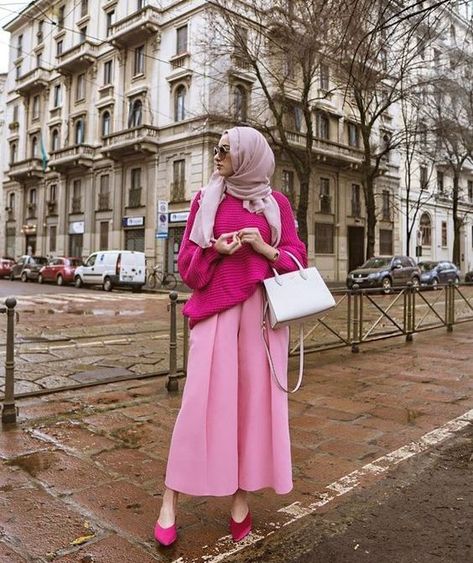 5d1538d694cc2e7d66a882def5d3a7cf (1) Pink Hijab Outfit, Hijab Pink, Pink Hijab, Hijab Look, Street Hijab Fashion, Mode Kimono, Modern Hijab Fashion, Hijab Style Casual, Mode Abaya