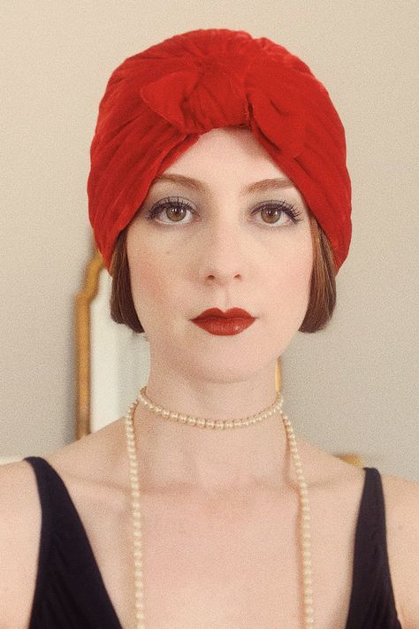 Pin Curl Styles, Vintage Updo Hairstyles, Roaring 20s Makeup, 1920 Makeup, 1920s Makeup Tutorial, Gatsby Makeup, Flapper Makeup, 1930s Makeup, 20s Makeup