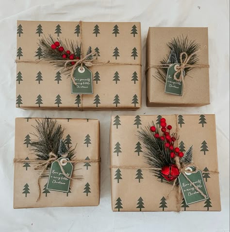 Christmas gift wrapping with greenery Cute Christmas Wrapping Ideas, Christmas Printmaking, Rustic Christmas Wrapping, Christmas Present Wrapping Ideas, Natural Gift Wrapping, Elegant Gift Wrapping, Christmas Gift Packaging, Gift Wrapping Techniques, Gift Wrapping Inspiration