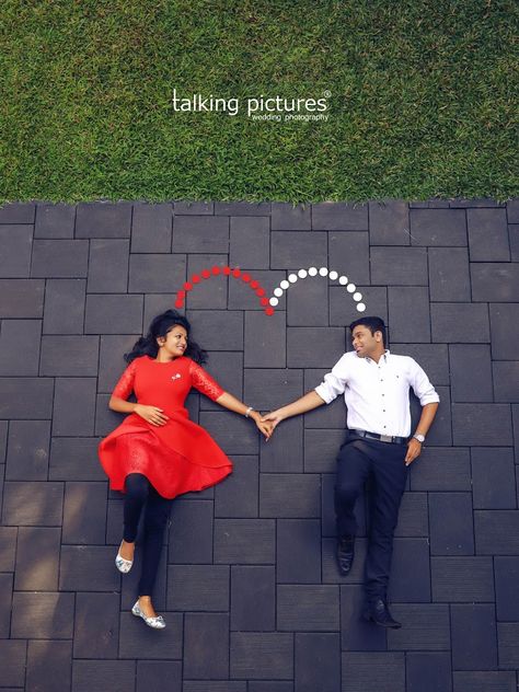 Pose Prewedding, Pre Wedding Photoshoot Props, Photography Indian, Pre Wedding Photoshoot Outfit, Indian Wedding Photography Couples, Wedding Photoshoot Props, Bridal Photography Poses, Pre Wedding Photoshoot Outdoor, Indian Wedding Couple Photography