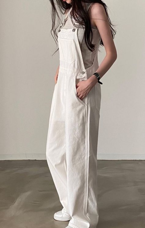 White Dungarees Outfits Summer, Korean Spring Fashion Women, White Overall Dress Outfit, Dangri Outfit, White Overalls Outfit, Cute Overall Outfits, 90s Street Style, Modest Casual Outfits, Desi Fashion Casual